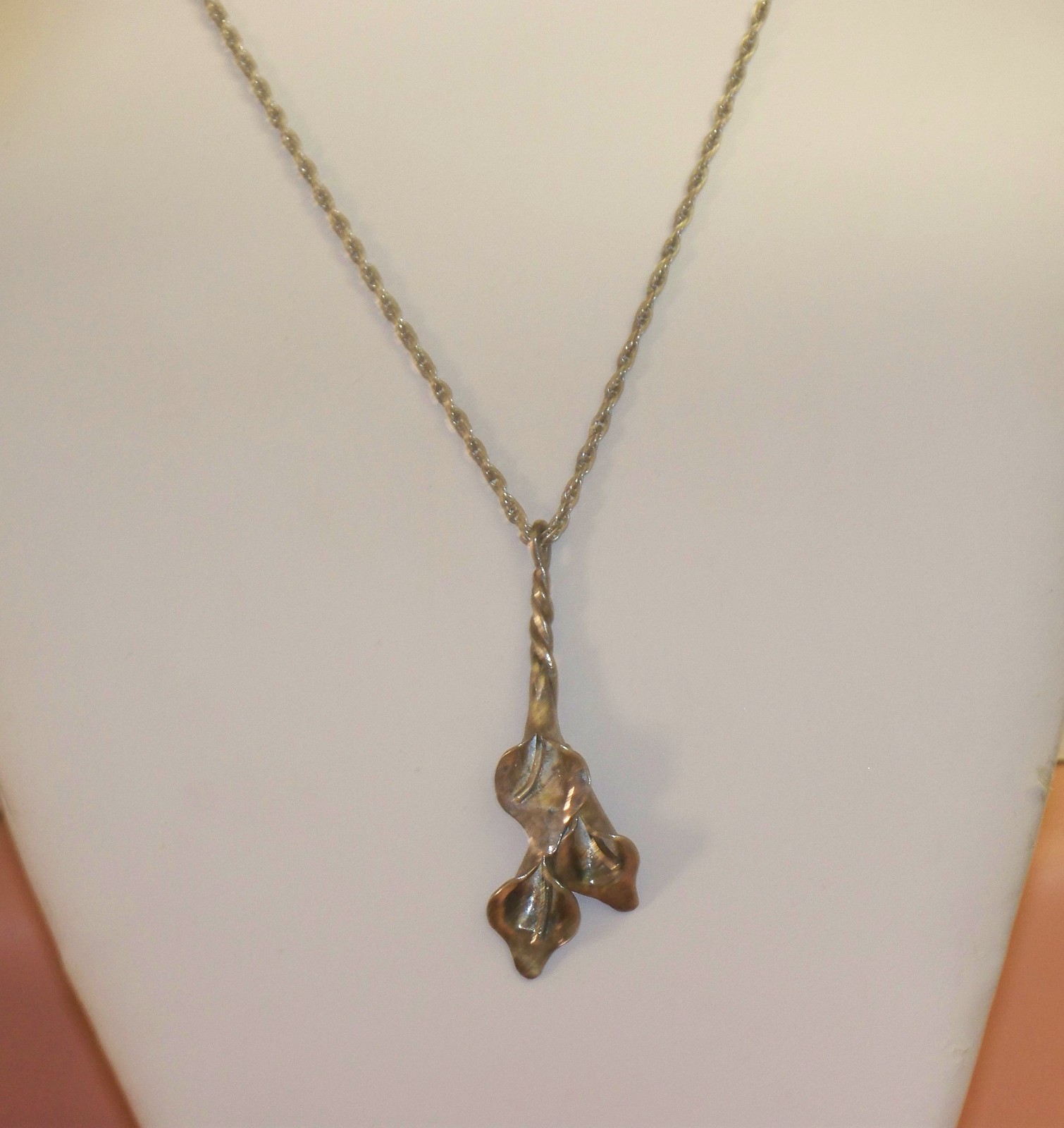 Vintage Handmade STERLING Silver CALLA LILY Pendant NECKLACE English Signed LR
