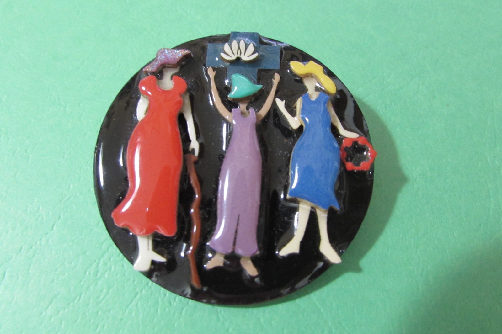 Vintage DESIGNS BY LUCINDA resin black almost 2″ round broach brooch pin