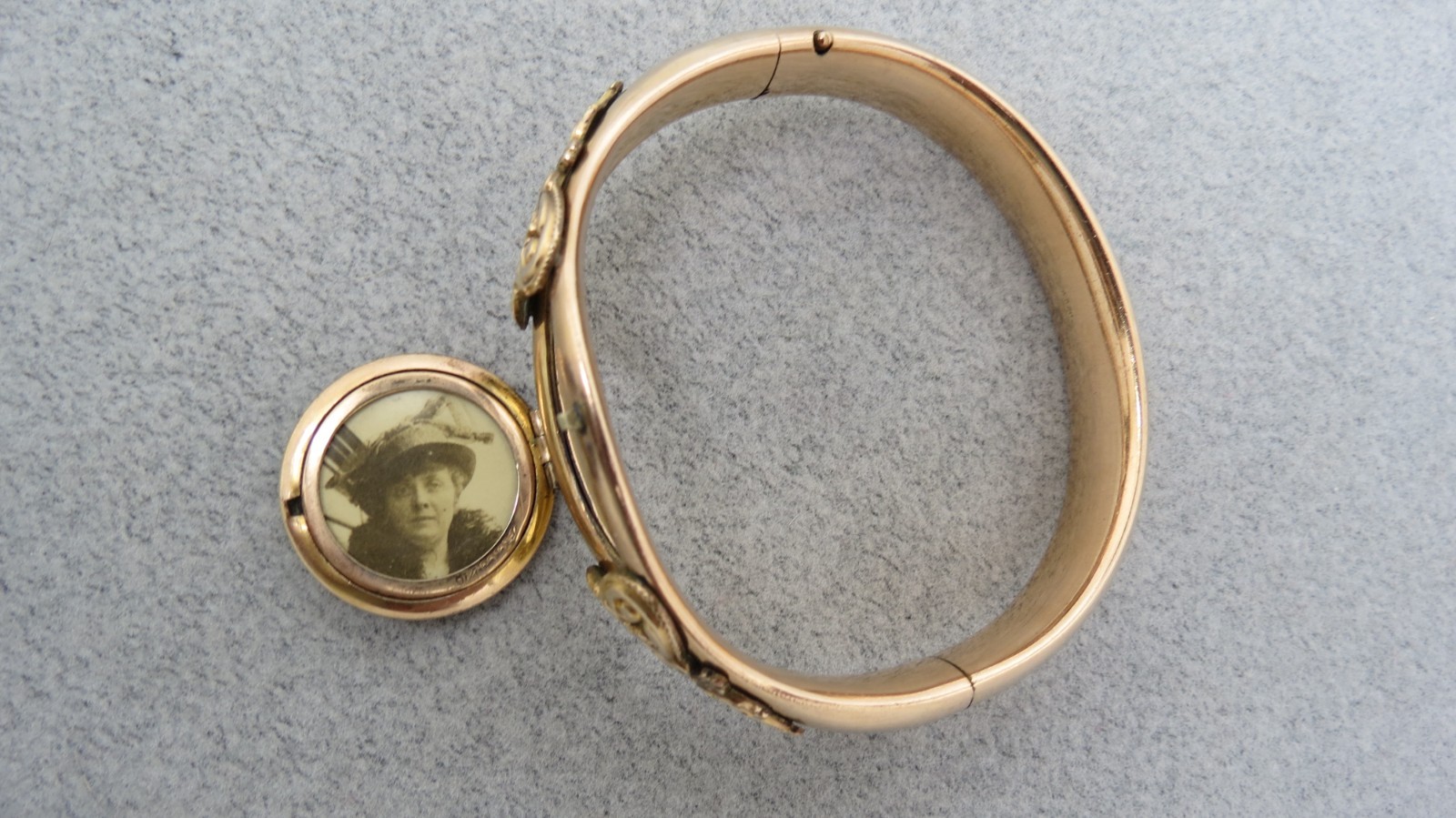 Victorian Gold Filled Bangle Bracelet 43 Grams AC Co Hinged 7.75″ Photo Locket