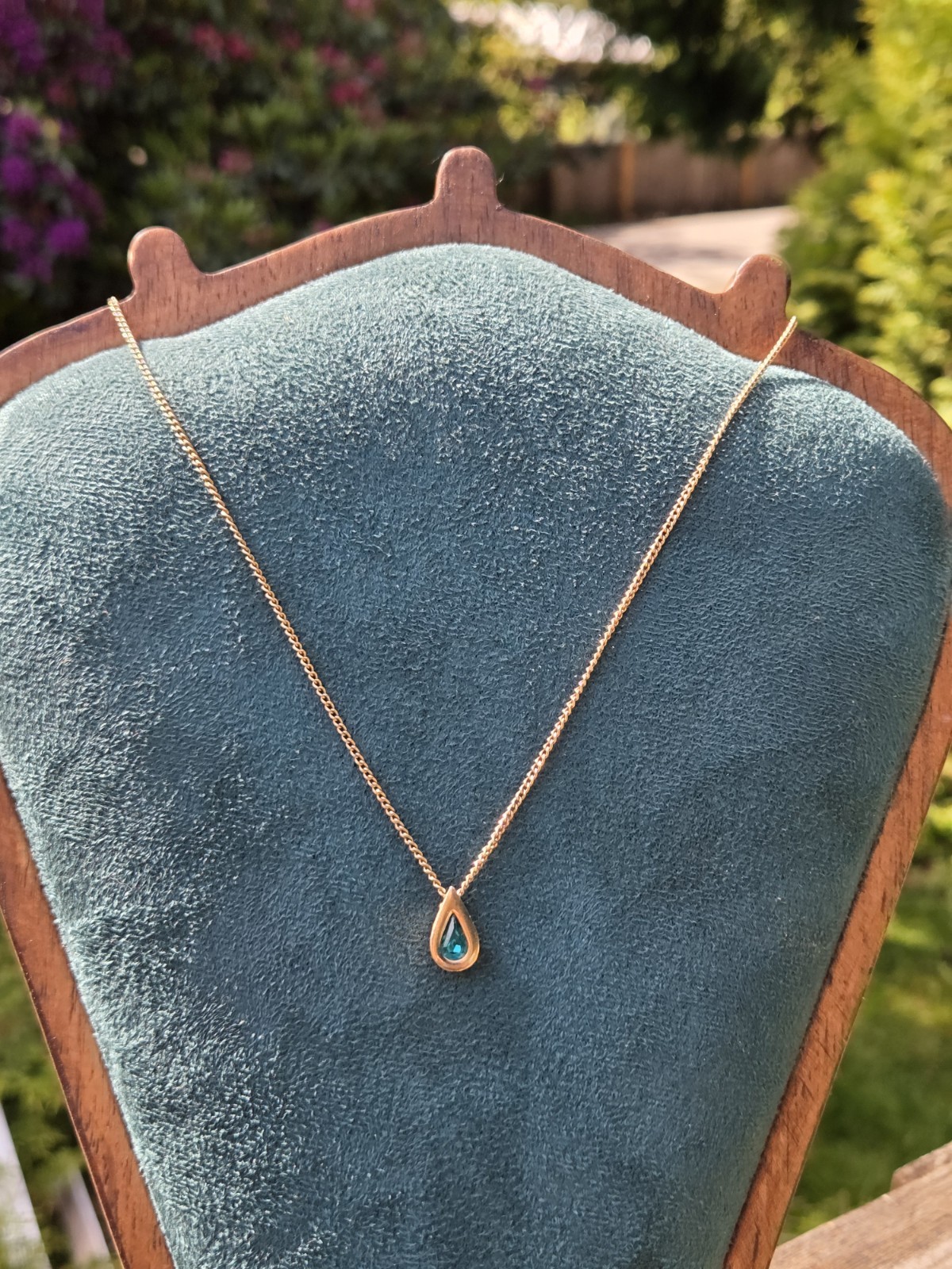 Vintage Avon Emerald Glass Teardrop Pendant Necklace Gold Tone May Birthstone