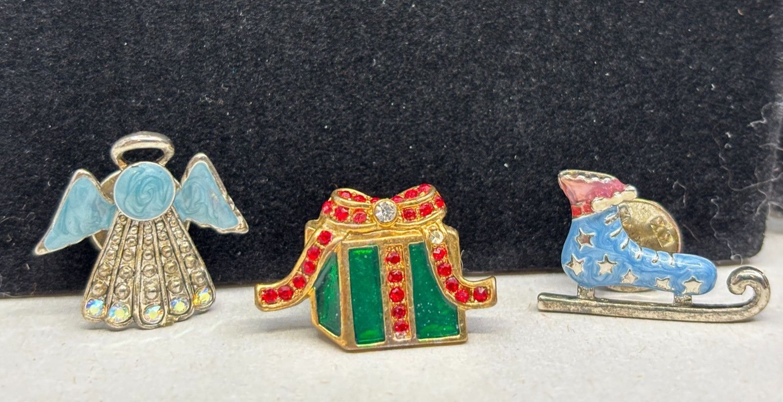 Lot Of 10 Christmas Jewelry Items Avon Earrings Unbranded Pendant Brooch Pins