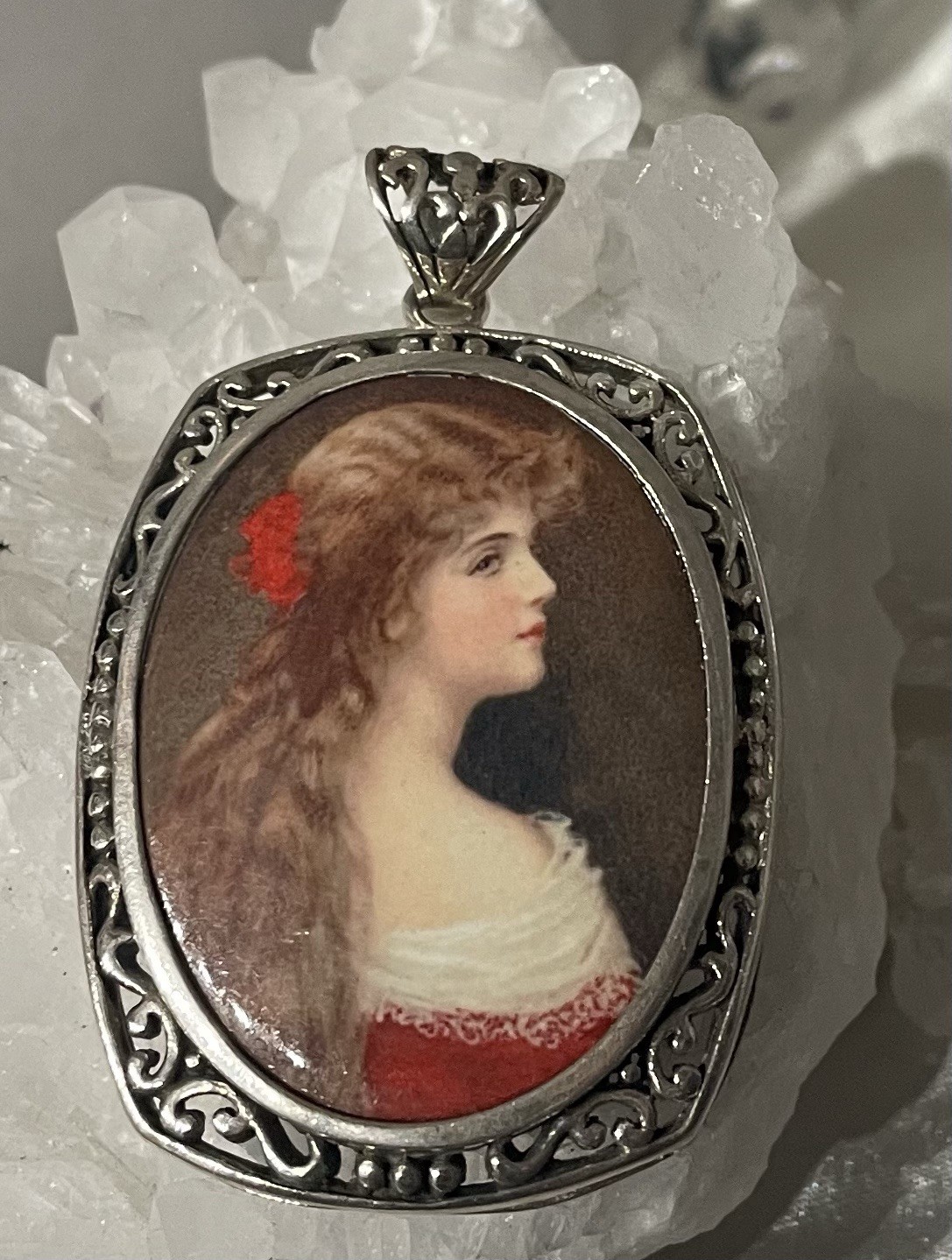 VINTAGE HAND PAINTED CAMEO PORTRAIT ON BLACK ONYX IN FILIGREE STERLING FRAME