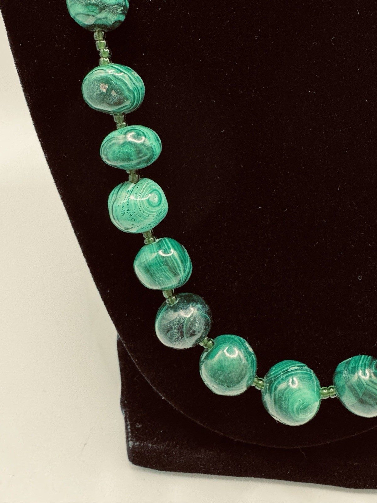 BEAUTIFUL VINTAGE GRADUATING IN SIZE MALACHITE BEADED NECKLACE 22″ INCHES