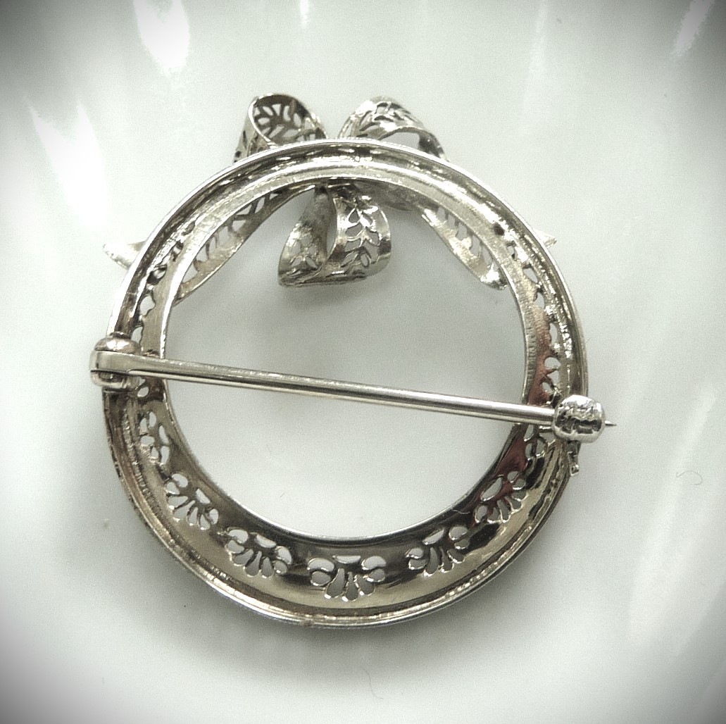 EXQUISITE ANTIQUE CIRCA 1920 14K WHITE GOLD SAPPHIRE BOW FILIGREE PIN BROOCH!