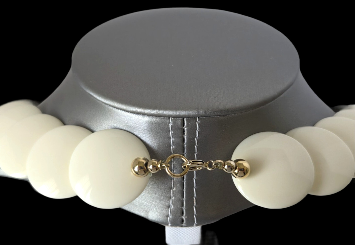 Vintage Lucite Round Flat Graduated Bead Necklace Ivory And Gold Focal Bead 24″