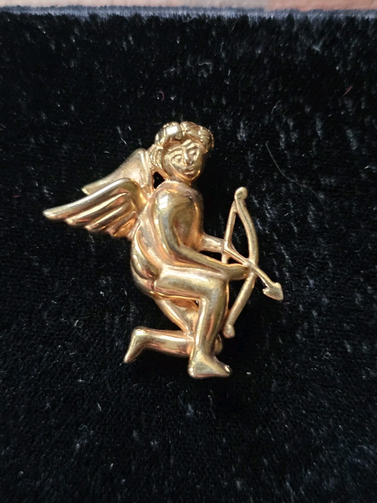 Krementz Cupid Brooch Gold Tone Cherub Wings Flying Dart Bow Signed Vtg 1.25″