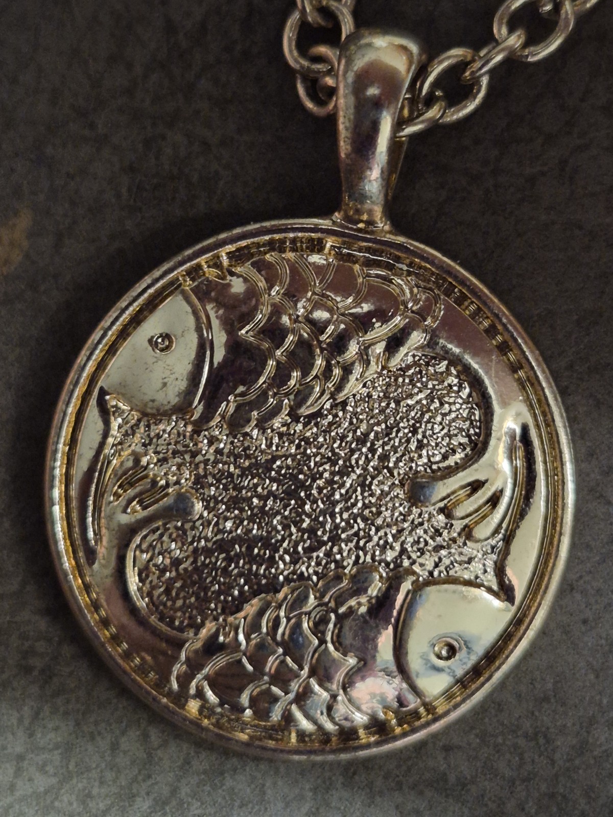 Vintage 1981 Avon Star Gazer Zodiac Pisces Pendant Necklace Gold Tone Signed NRQ