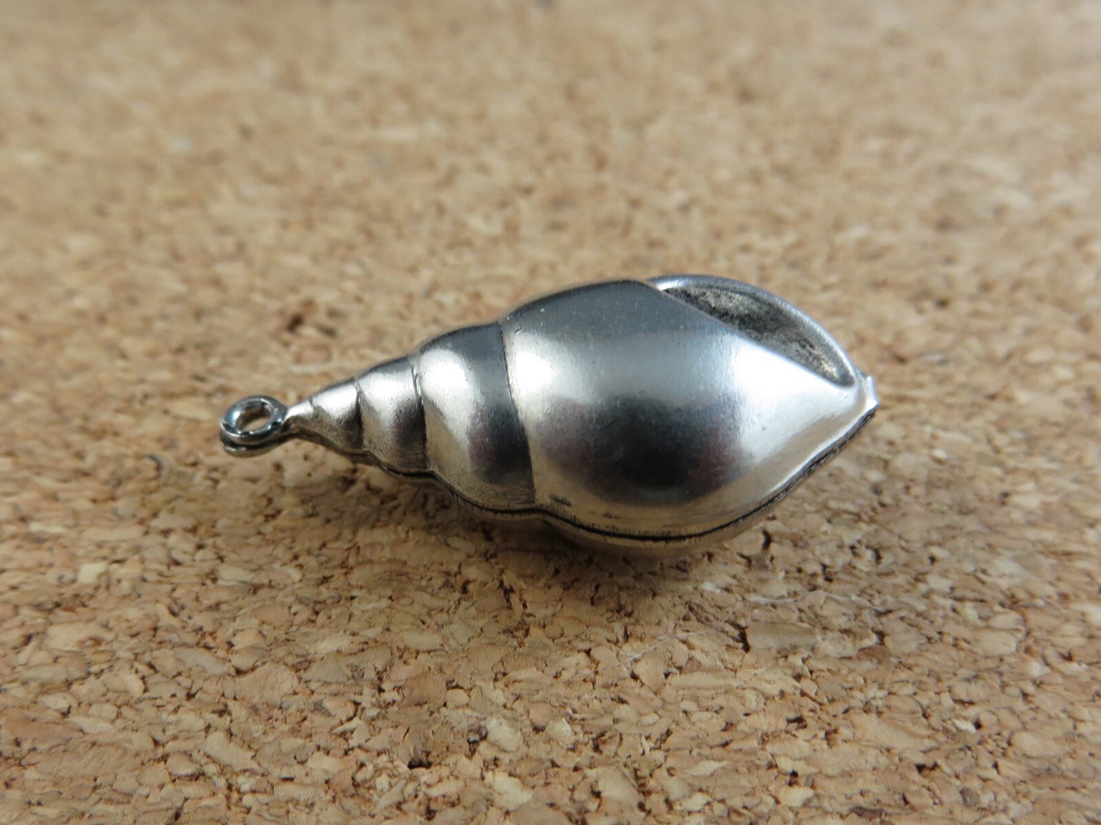 Vintage 3D Puffy Conch Sea Shell Snail Silvertone 1″ Charm Pendant #826 C