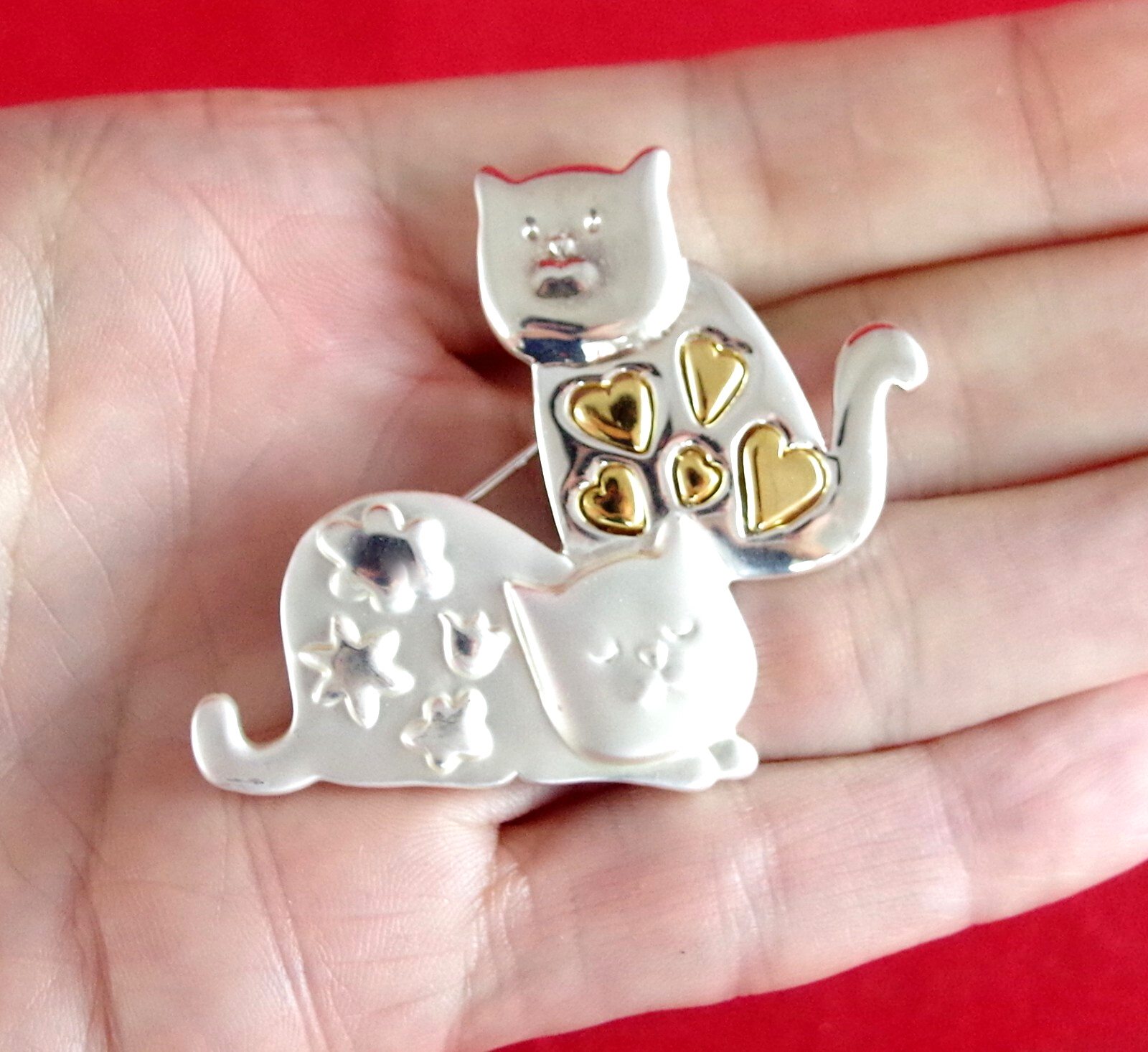 2″ NOS VTG c1980’s DANECRAFT CAT DUO w/ HEARTS & FLOWERS SILVER GOLD BROOCH PIN