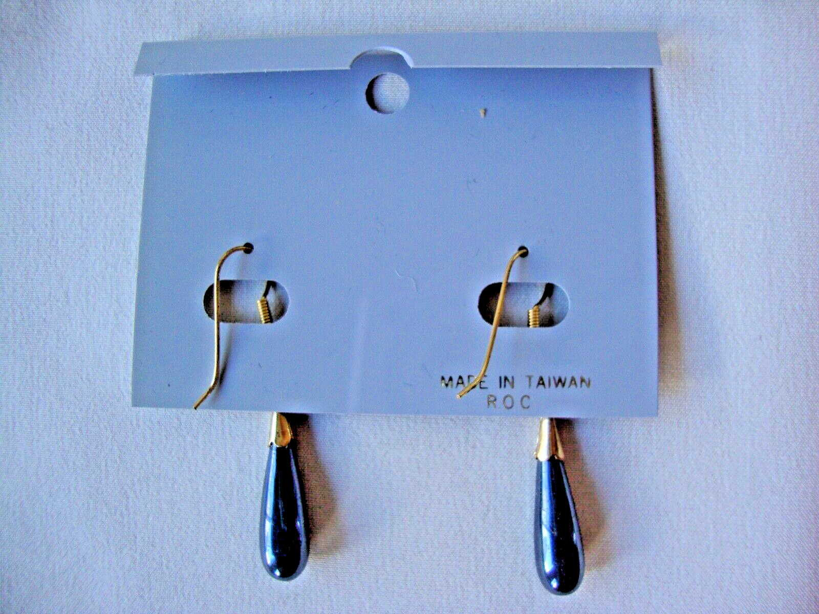 VINTAGE 1970s CLASSIC HEMATITE TEARDROP GOLD TONE HOOK DANGLE/DROP EARRINGS