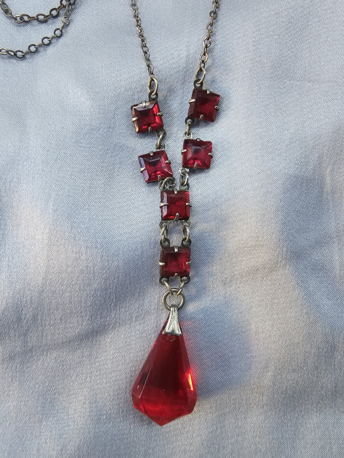 Vintage Art Deco Red Glass Silvertone 16″ Necklace Prong