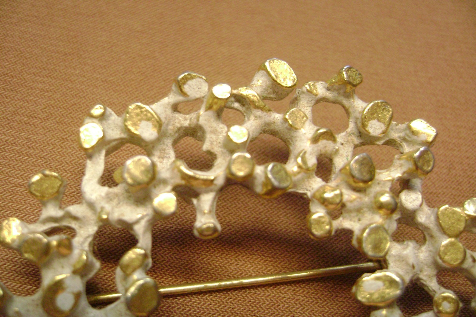 VINTAGE ROBERT ZENTALL BRUTALIST WHITE ENAMEL GOLD TONE BROOCH