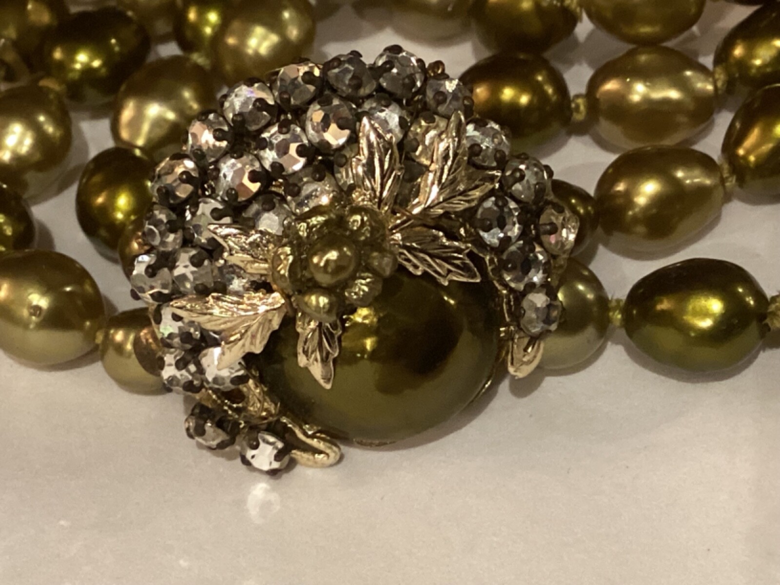 VINTAGE AUTHENTIC HAND KNOTTED OLIVE GREEN NATURAL PEARLS UNIQUE CLASP NO RES