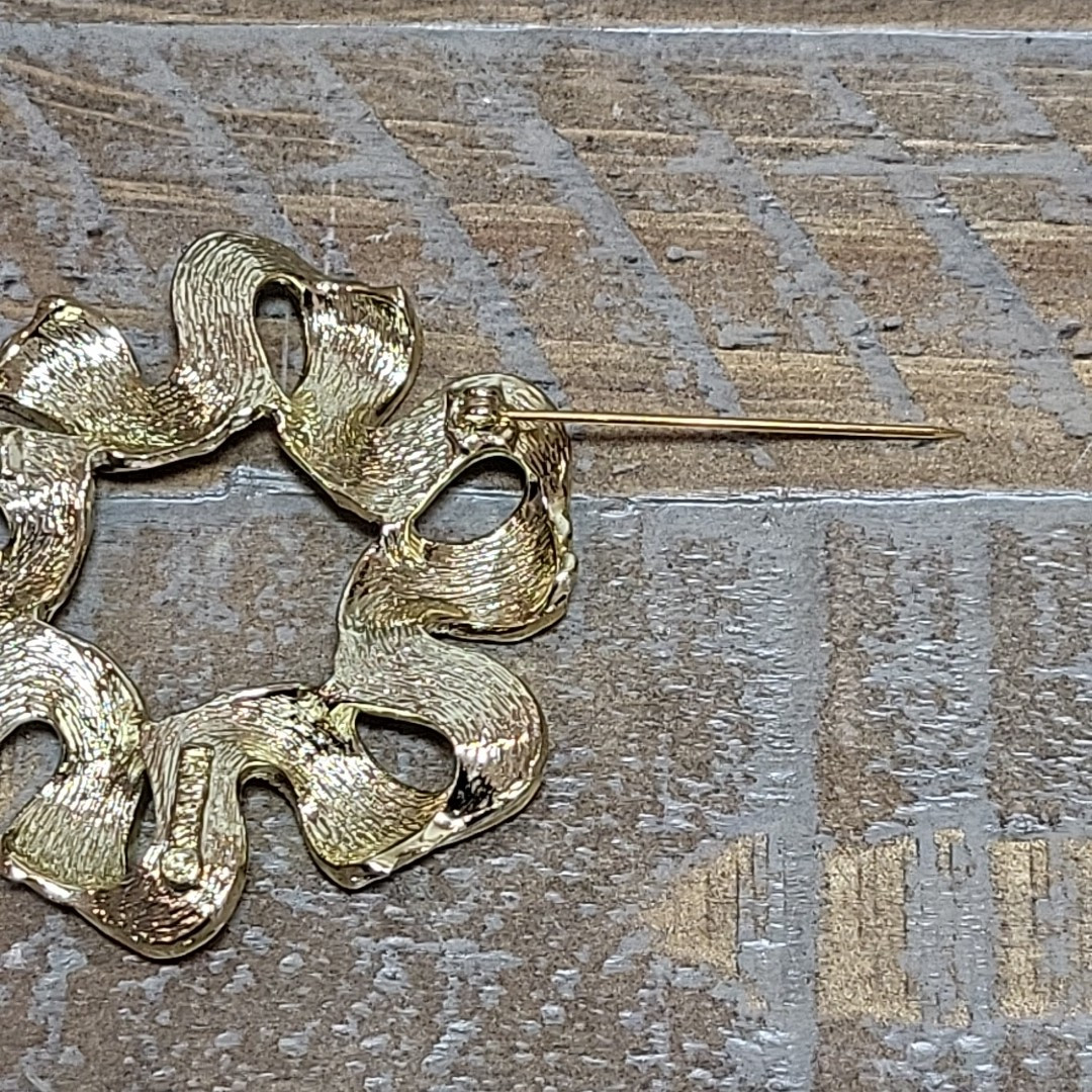 VTG 80’s Sarah Coventry Brooch Pin Gold Tone 2.5″ Textured Swirl Ribbon Wreath
