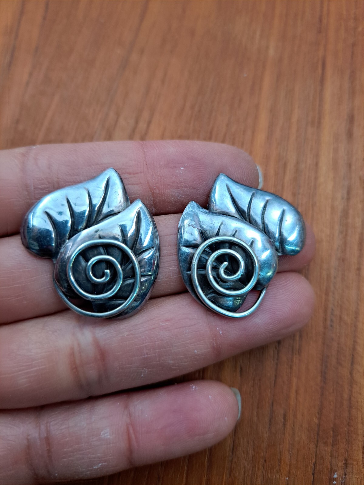 Beautiful Vtg rectangular Sterling Slver 925 spiral leave pierce earrings