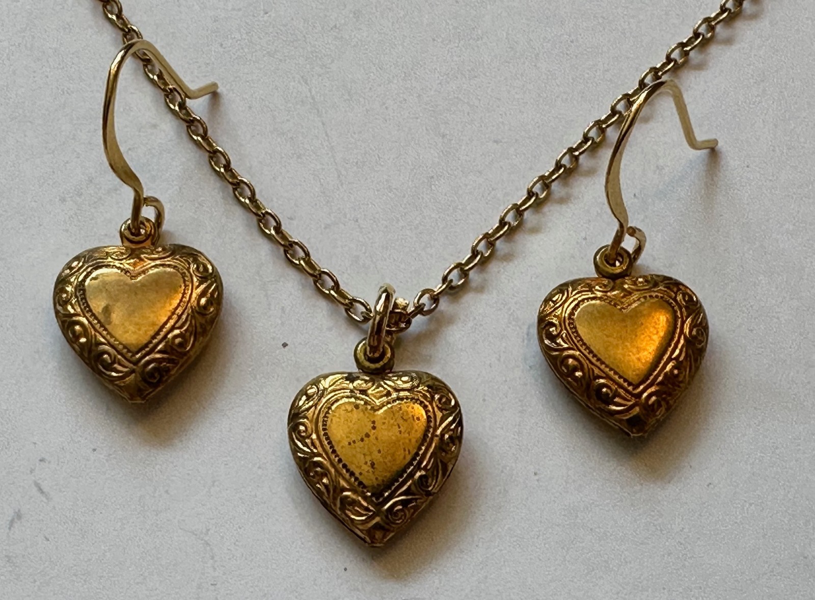 VINTAGE JEWELRY SET HEART PUFF HEART EARRING 1/2 OF 1″ & PENDANT NECKLACE 18″ GP
