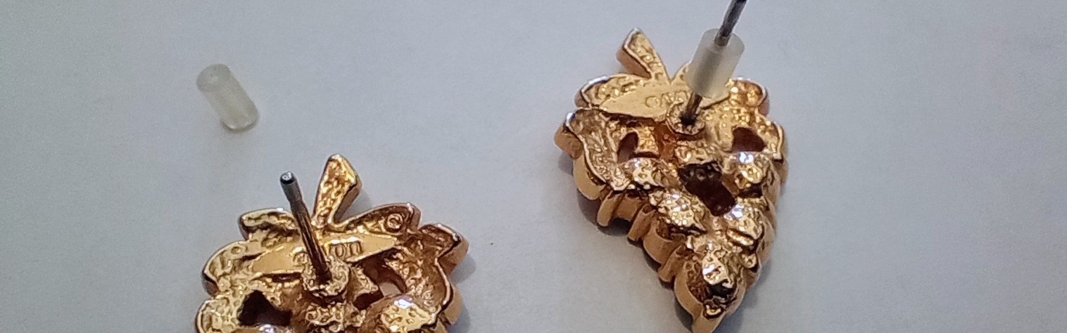Vintage Gold tone Avon Bunch Of Grapes Earrings