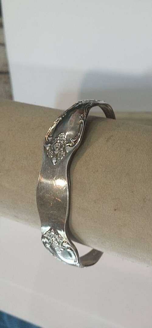 VINTAGE WM.A. ROGERS ONEIDA LTD SILVERPLATED FLORAL SPOON CUFF BRACELET 5″