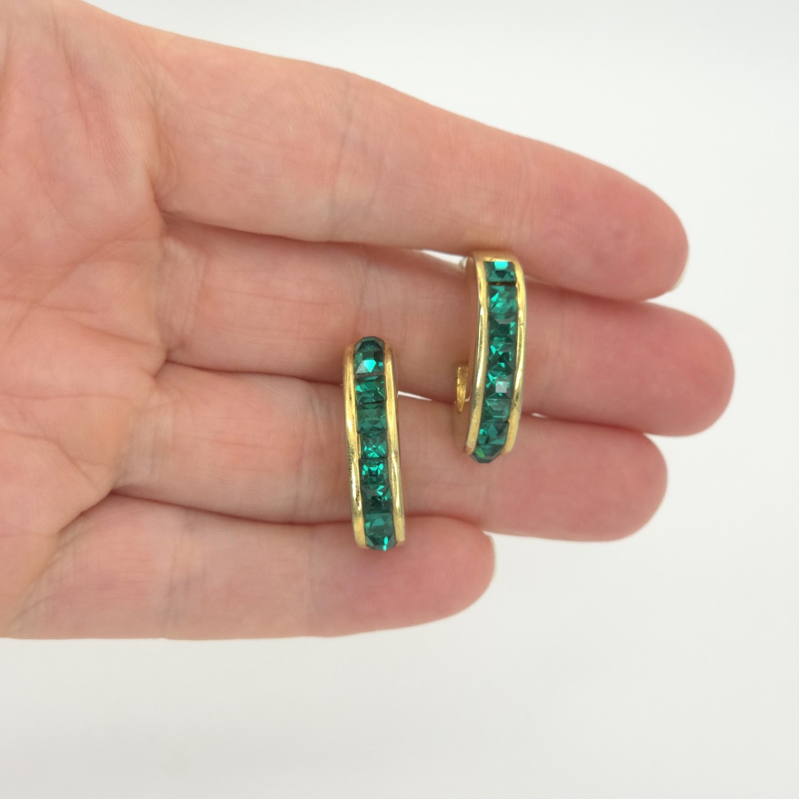 Carolee Vintage Emerald green 1/ 2hoop earrings, gold toned, almost 1″ 6mm wide