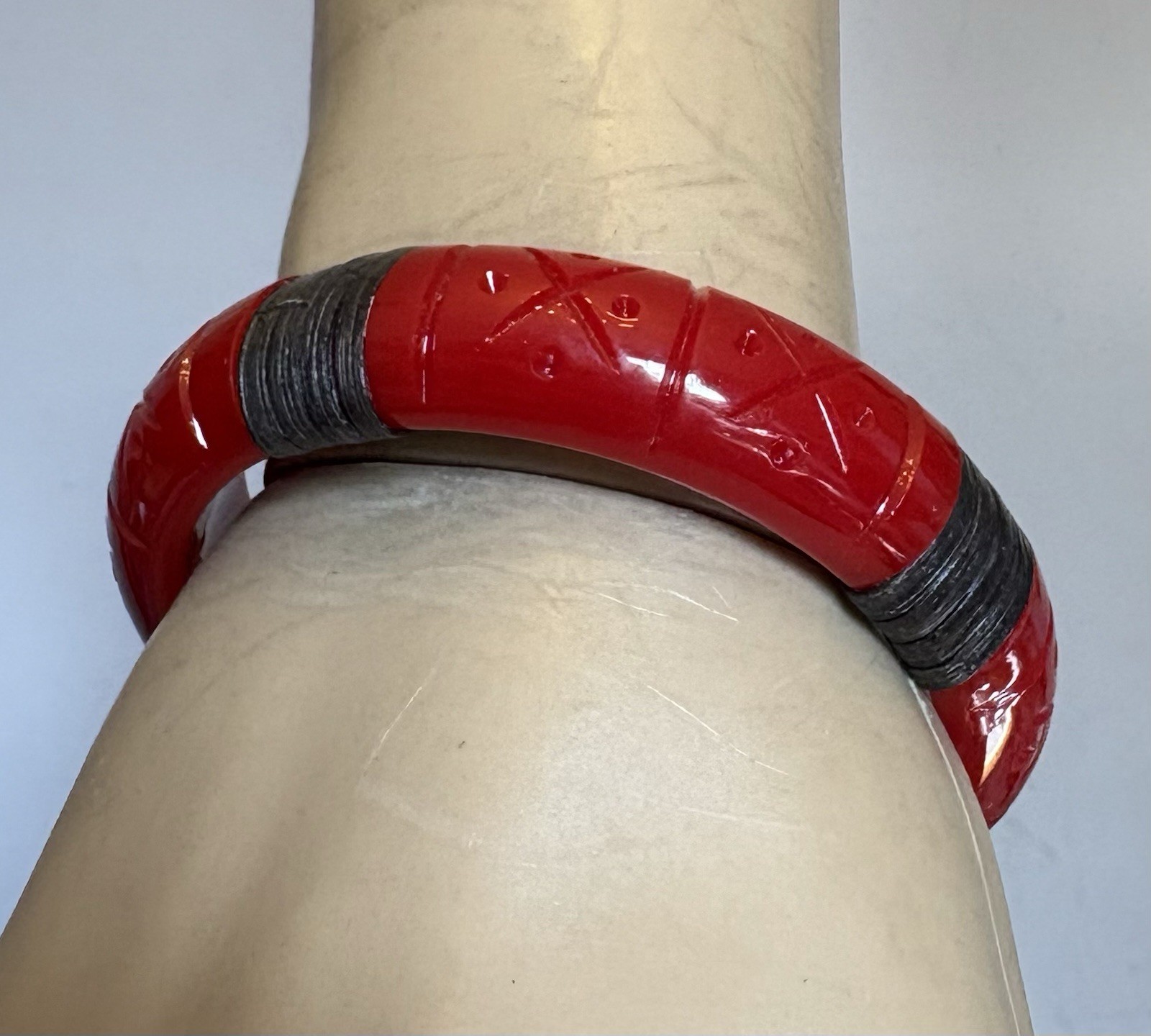 Carved Red Fakelite Plastic Bangle Bamboo Wrapped Splendette w/tag 6.5″ SMALL