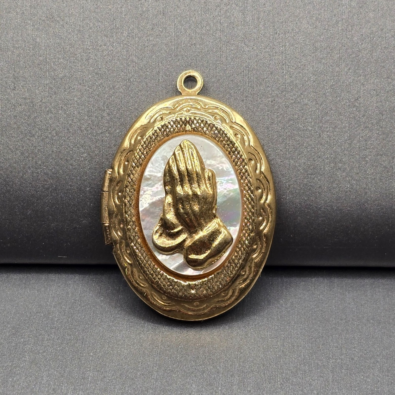 Vintage Mother Of Pearl Praying Hands Locket Gold Scalloped Pendant Oval