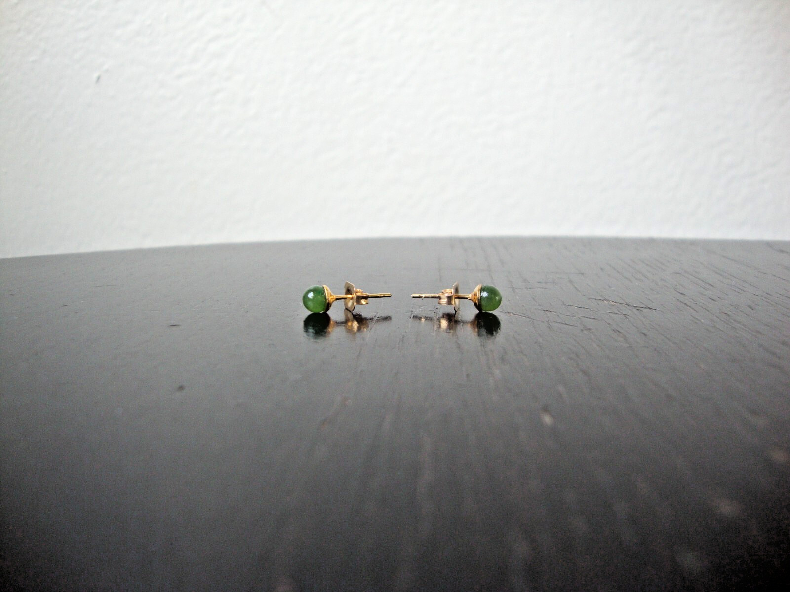 VTG CLASSIC CHINESE 4MM GREEN JADE BEAD/BALL YELLOW GOLD PLATED POST EARRINGS
