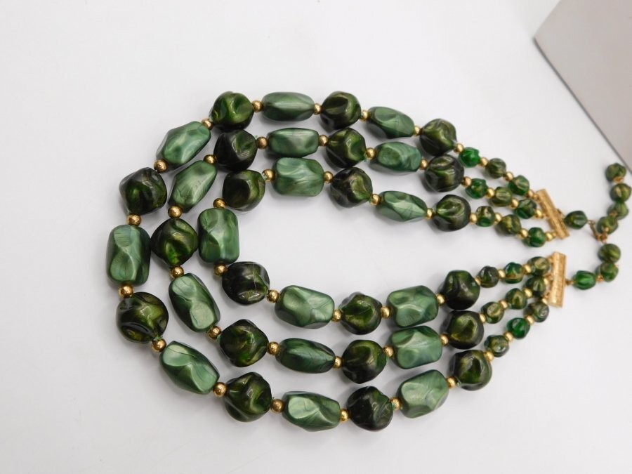 J980-VINTAGE NECKLACE~DARK GREEN/GOLD TONE~MULTI STRAND~14″-16.5″