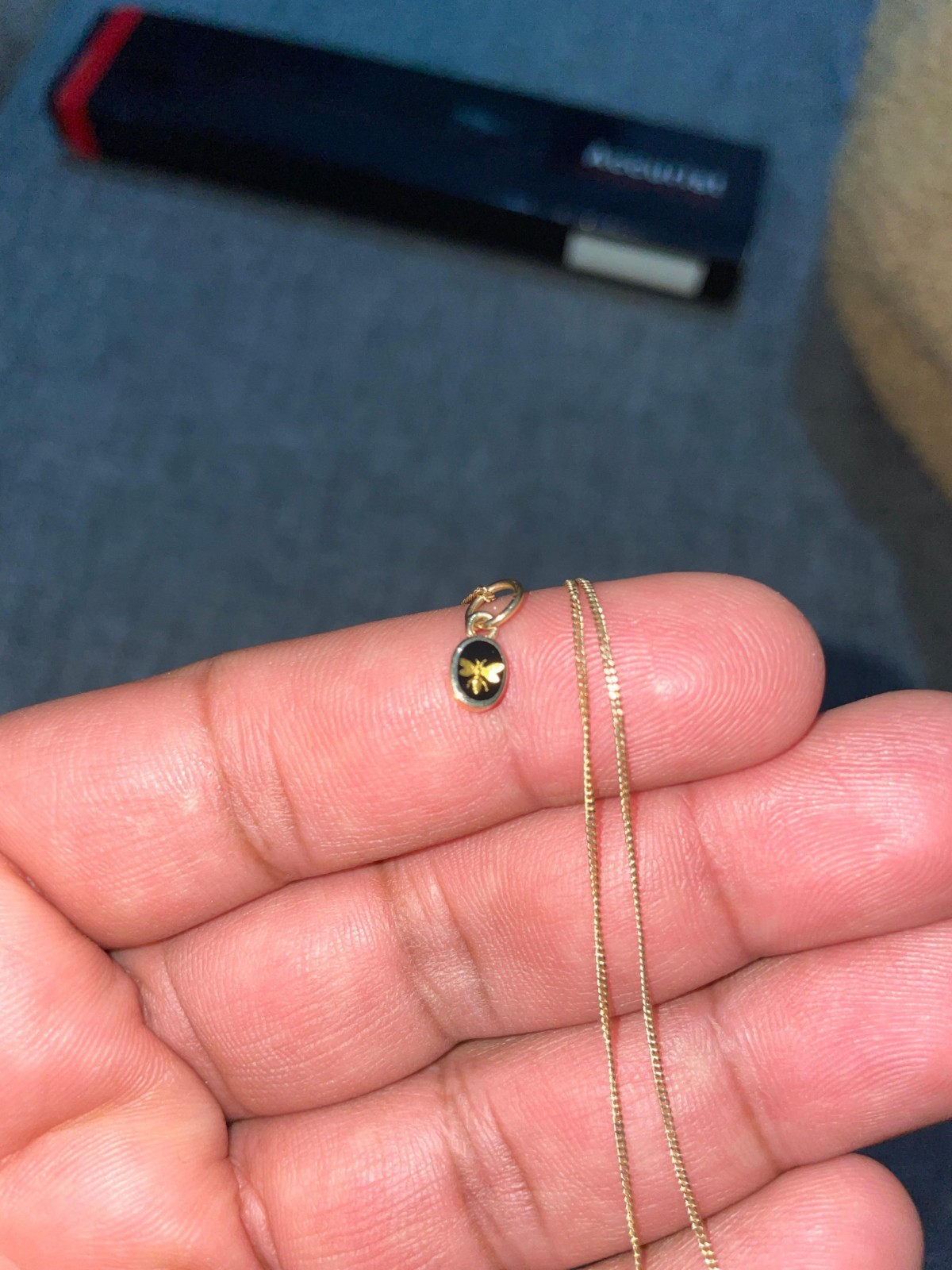 Vintage necklace with bee pendant in 9 karat gold made of onyx