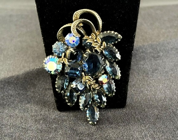 VTG Bronze Tn Prong Set NAVY AB Rhinestone GRAPE/FLOWER CLUSTER Pin Brooch 2.75″
