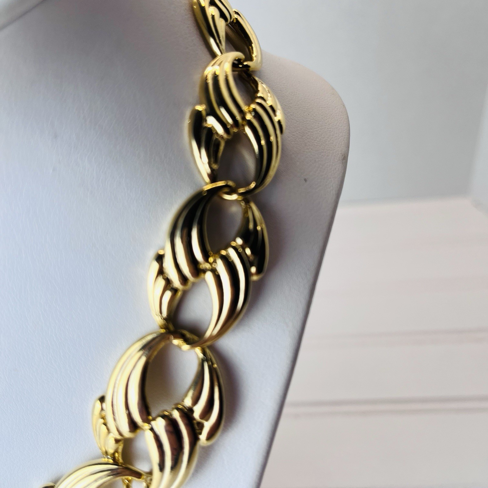 Vintage Bold Gold Tone Oval Wave Links Necklace – Circa 1990s -Retro Classic