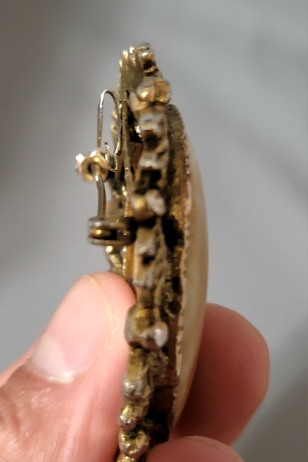 Vtg. Oval Agate Cabochon Brooch Pins Bezel Leaf Frame Silver & Gold Tone Set 2