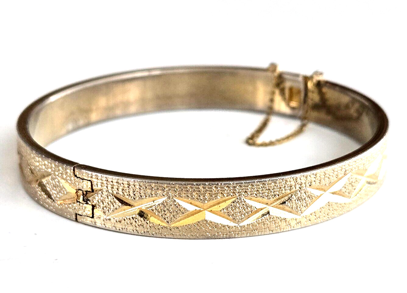 Vintage Diamond Cut Star Gold Tone Hinged Bangle Bracelet 7.25″ w/ Safety Chain