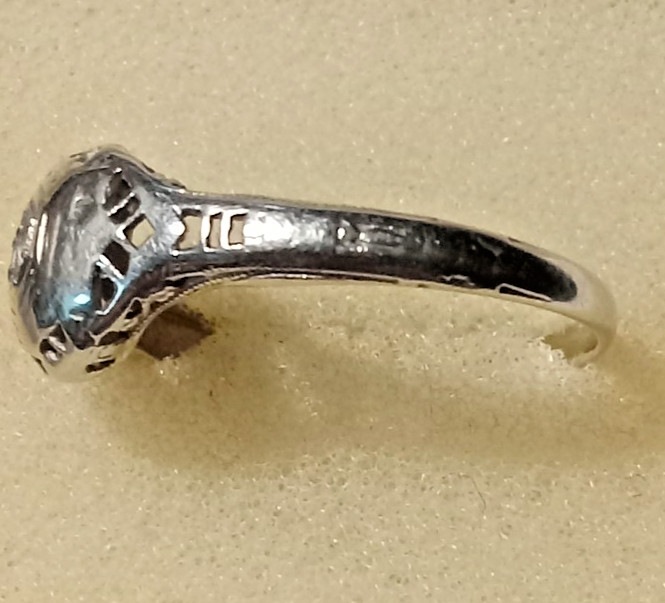 Vintage 18K Gold Ring Missing Stone Weighs approx. 1.3 gram Wearable/scrap