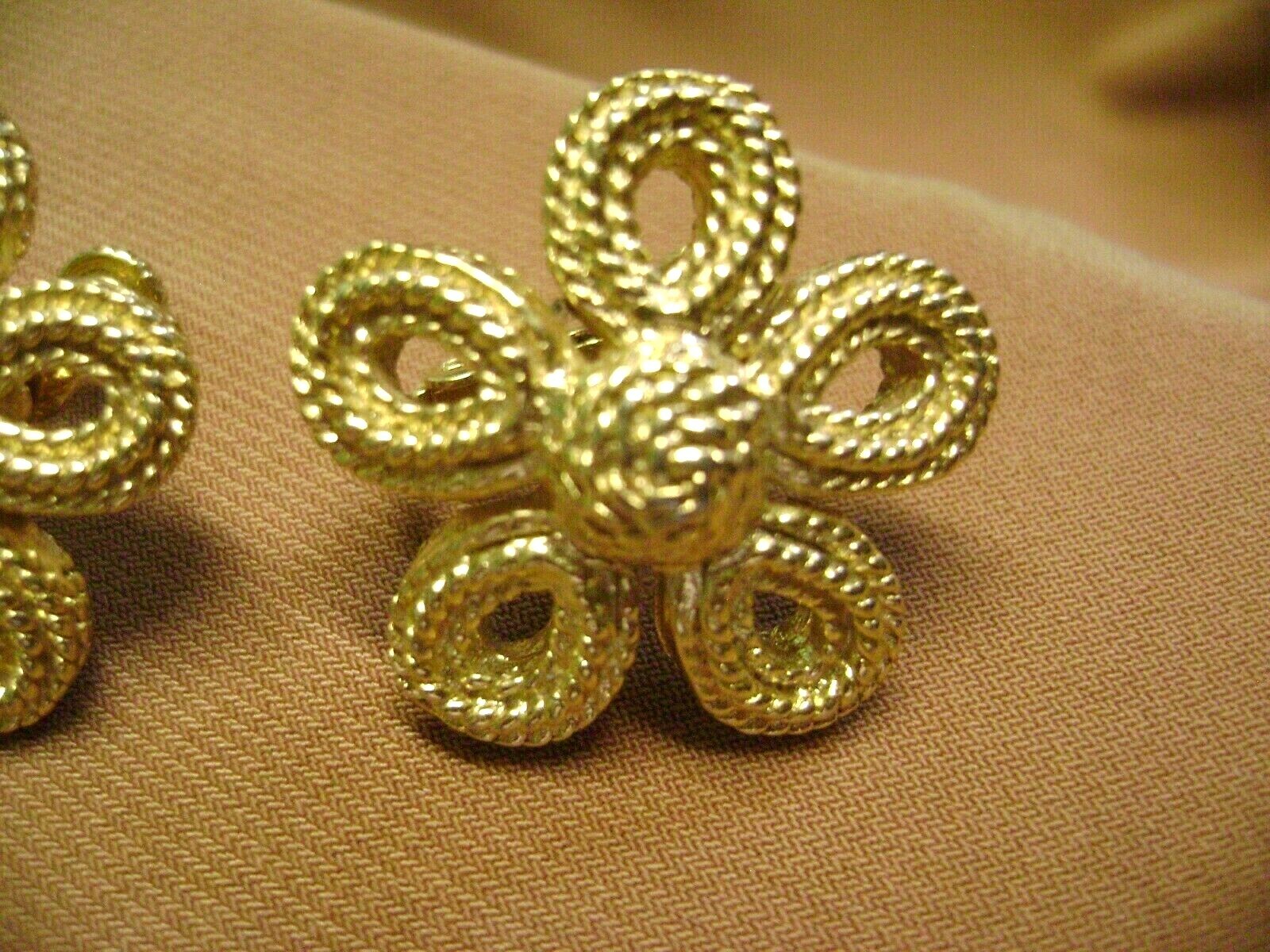 VINTAGE ROUND FLOWER ADJUSTABLE GOLD TONE CLIP ON EARRINGS