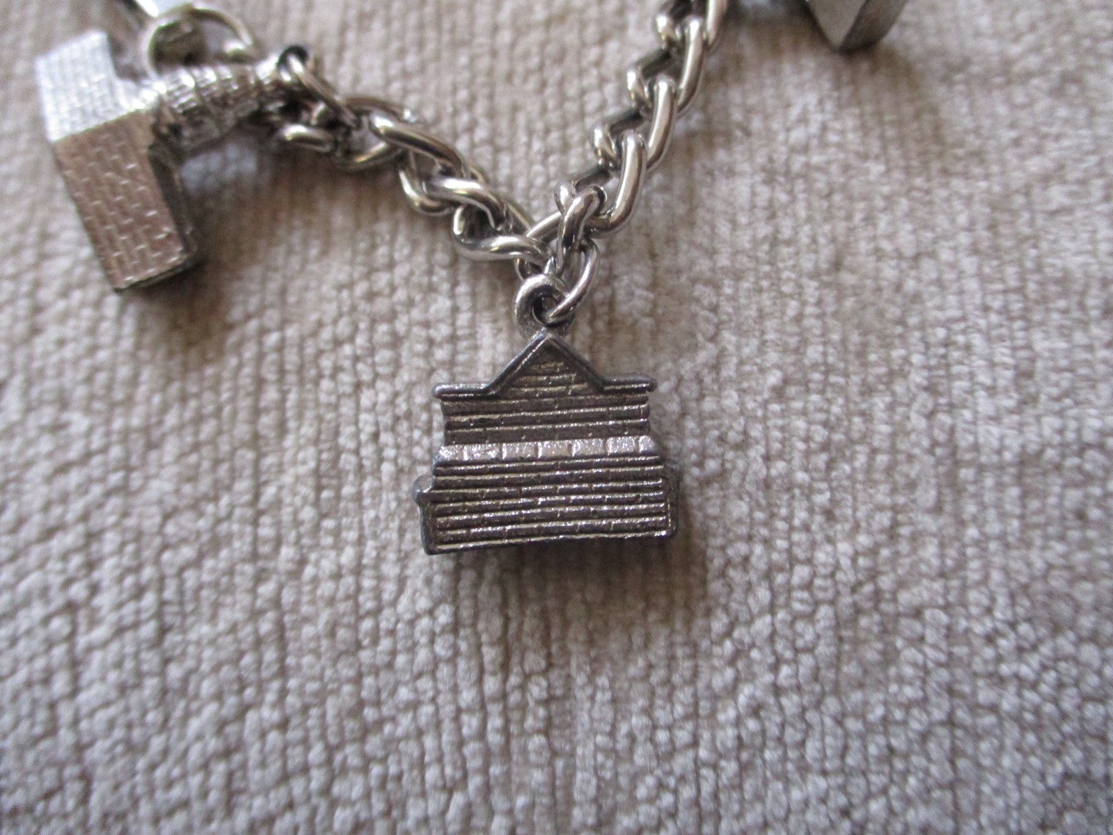 Vintage Silvertone Dangle Bracelet Wisconsin Seal and Buildings