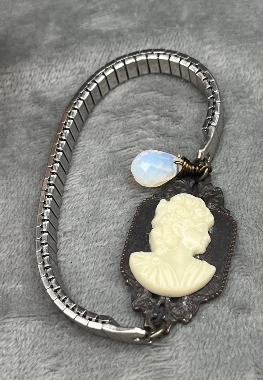 VTG. Cameo & Opalescent Bead OOAK Stretch Band Silver & Brass Tone Bracelet USA