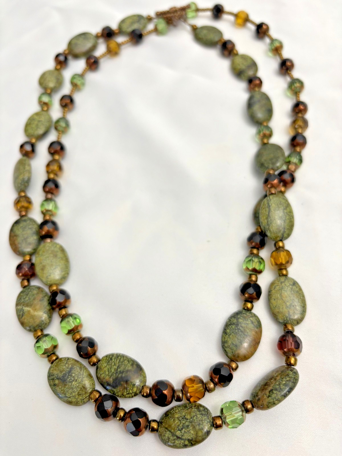 ESTATE HAND KNOTTED 20″ SERPENTINE JASPER/FACETED GLASS BEAD SERPENTINE NECKLACE