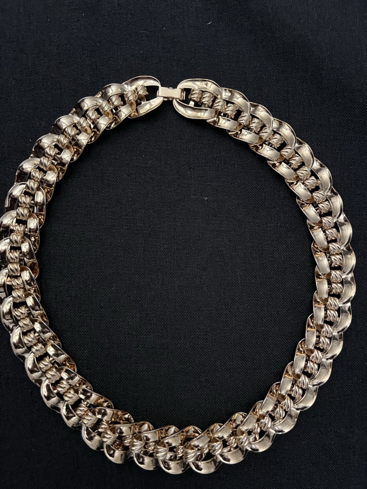 Vintage Women’s Heavy 3/4″ Goldtone Necklace 18″ Length in Excellent Condition