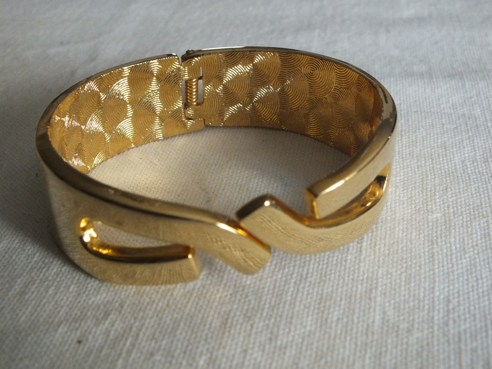 Beautiful Clamp Bracelet Gold Tone Shiny 3/4″ Wide x 2 3/8″ Across NICE