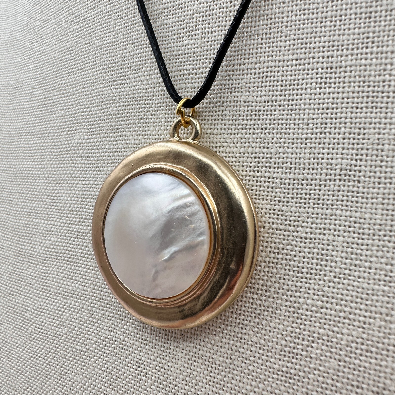Vintage Y2K Gold Tone Mother of Pearl Pendant Necklace Women’s Classic Jewelry