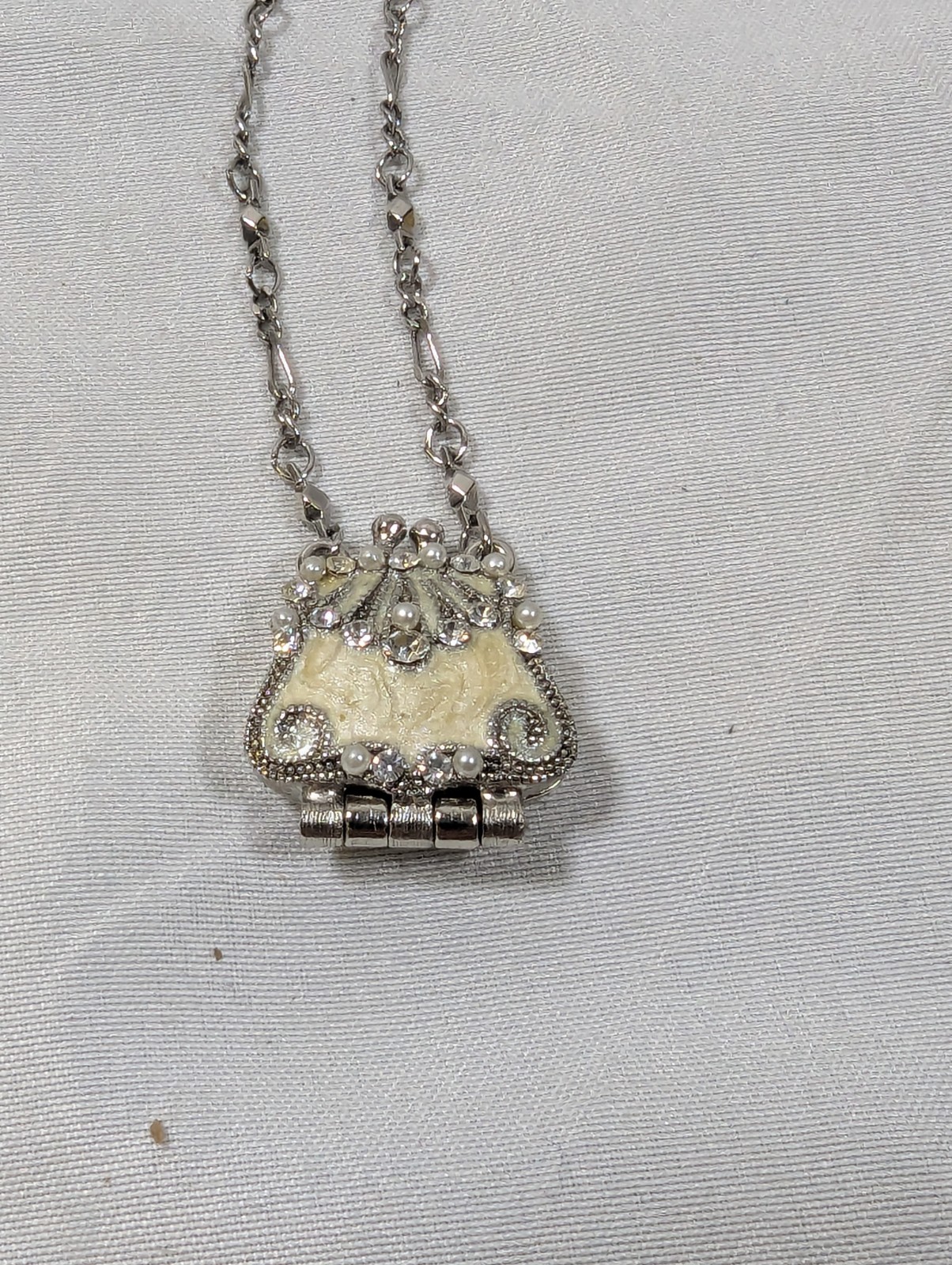 VOLM Brand Silver Colored White Cream & Purse Shaped Stash Pendant Necklace KEA1