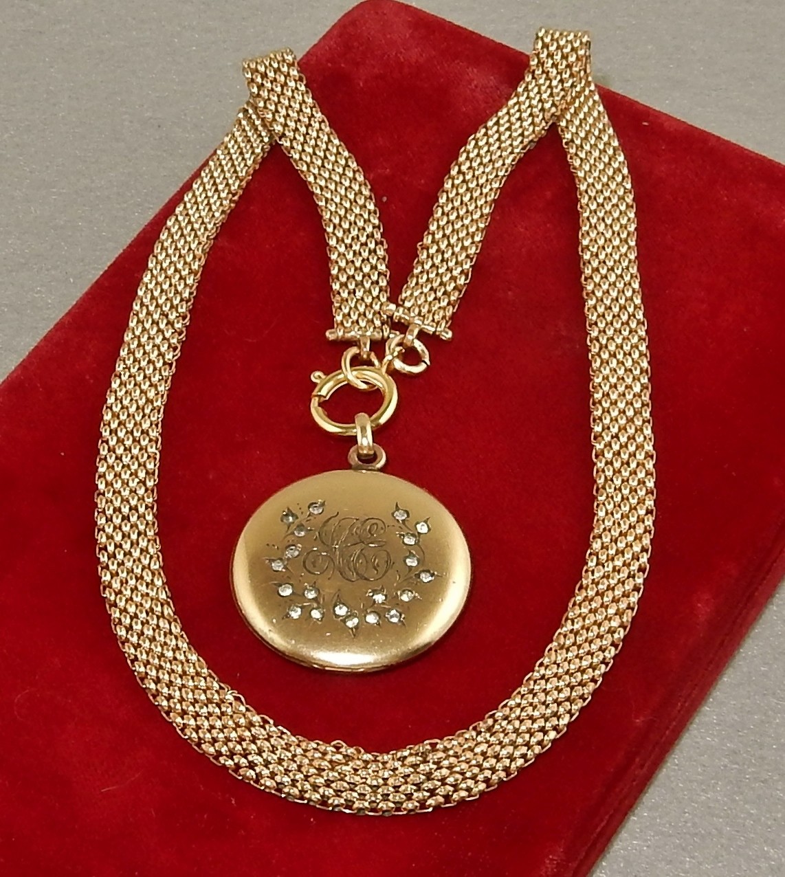 ANTIQUE VICTORIAN GOLD FILLED 20″ MESH BOOK CHAIN NECKLACE BLACKINTON LOCKET