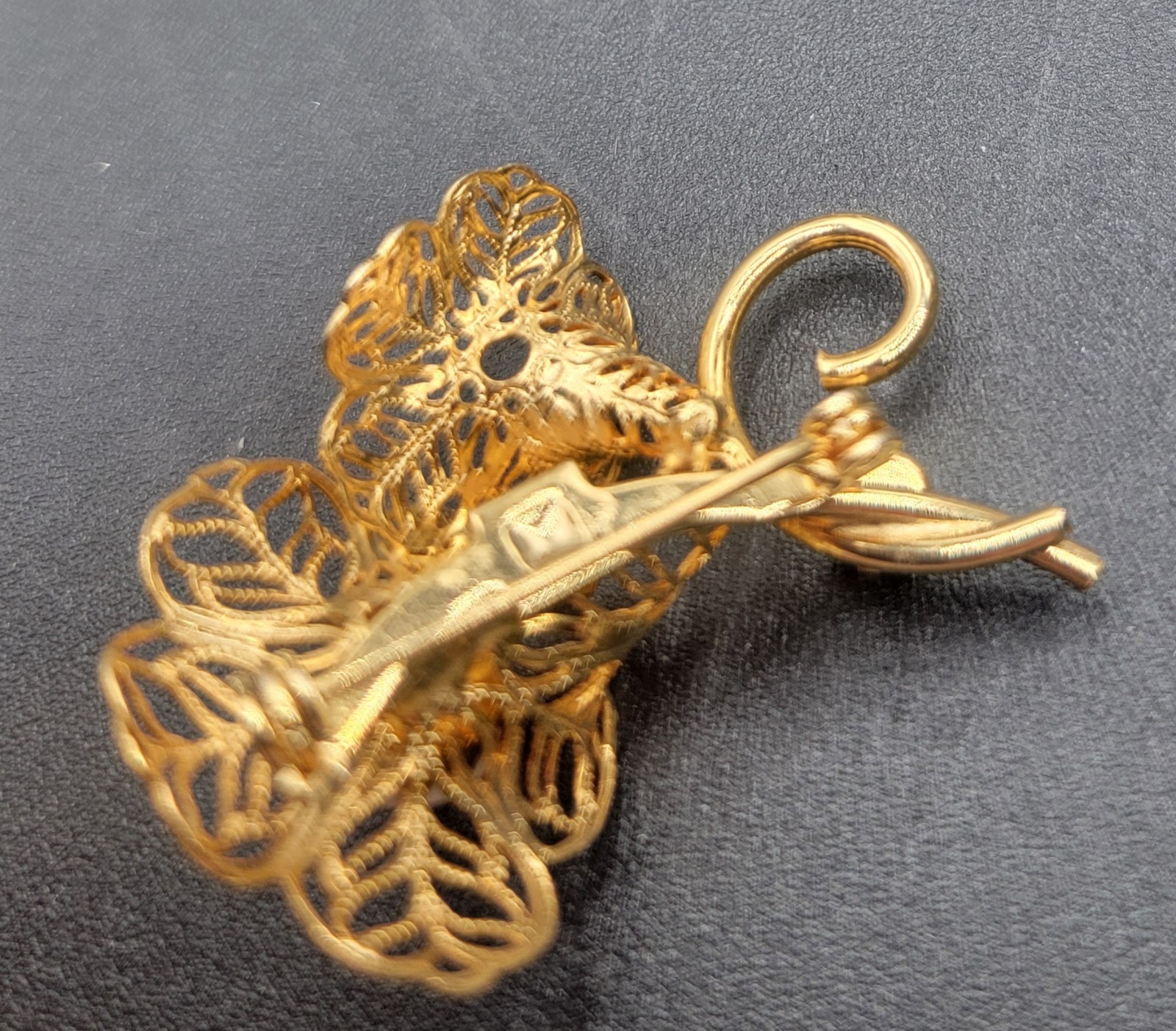 Vintage Milk Glass Flower Brooch Pin Gold Tone Filagree White Faceted Stones