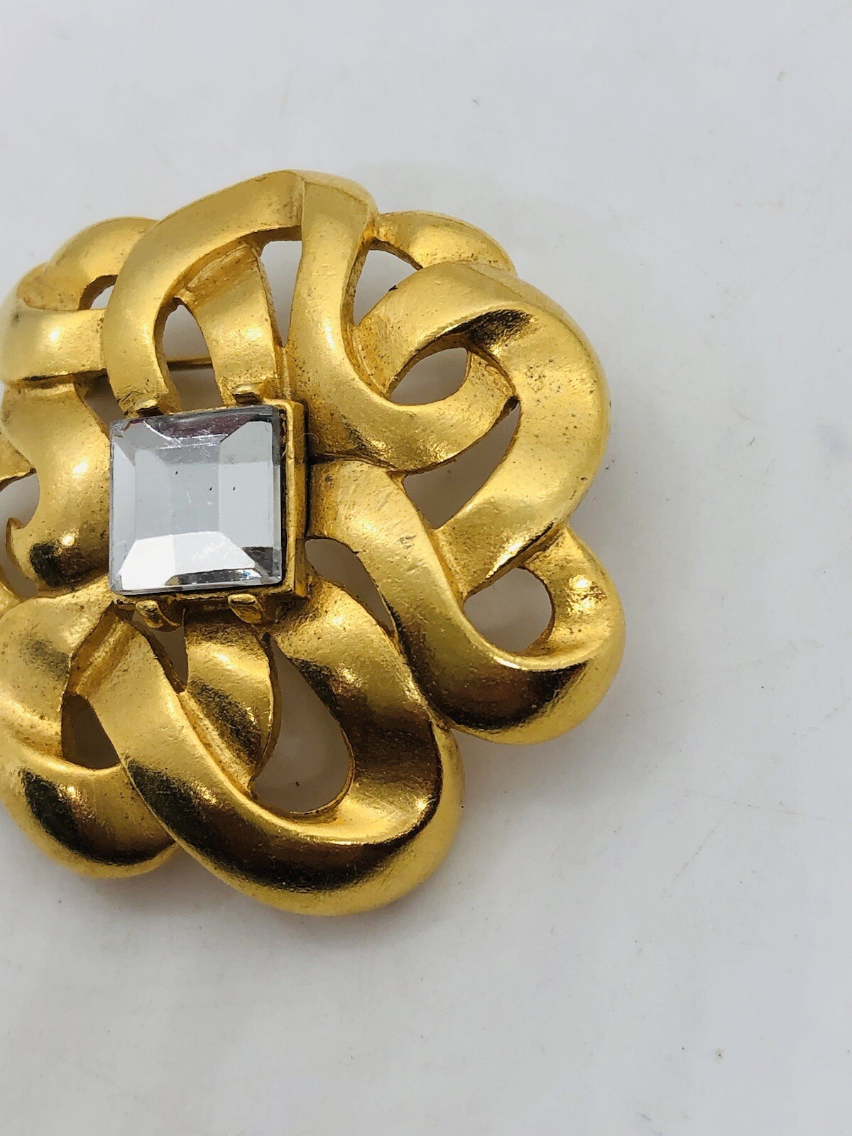 LCI Liz Claiborne brooch goldtone square rhinestone ribbon swirl brooch