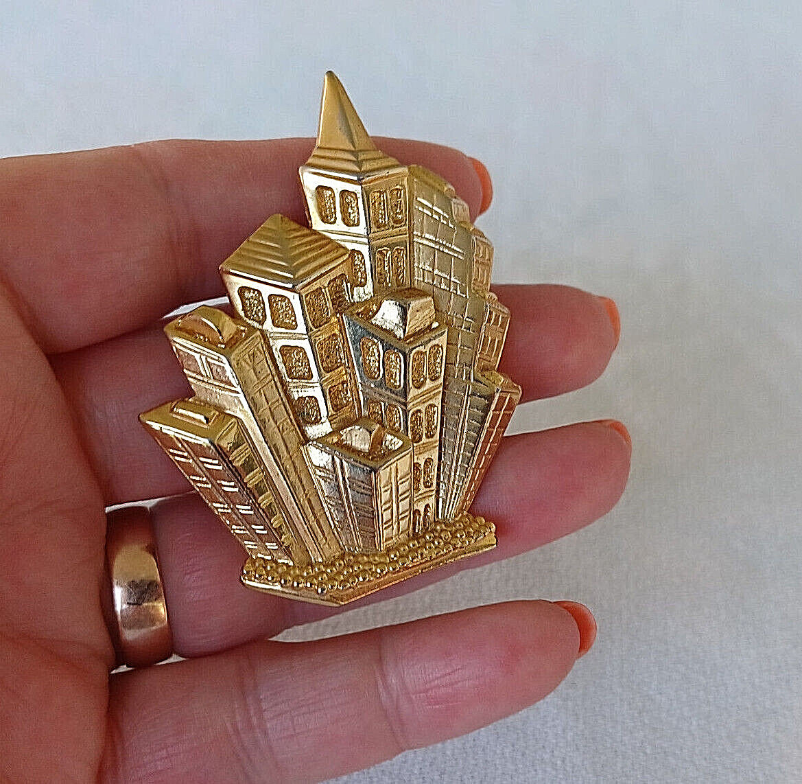 Vintage Park Lane Gold Tone ‘City High Rise Buildings’ Brooch Pin & Pendant 2.5″