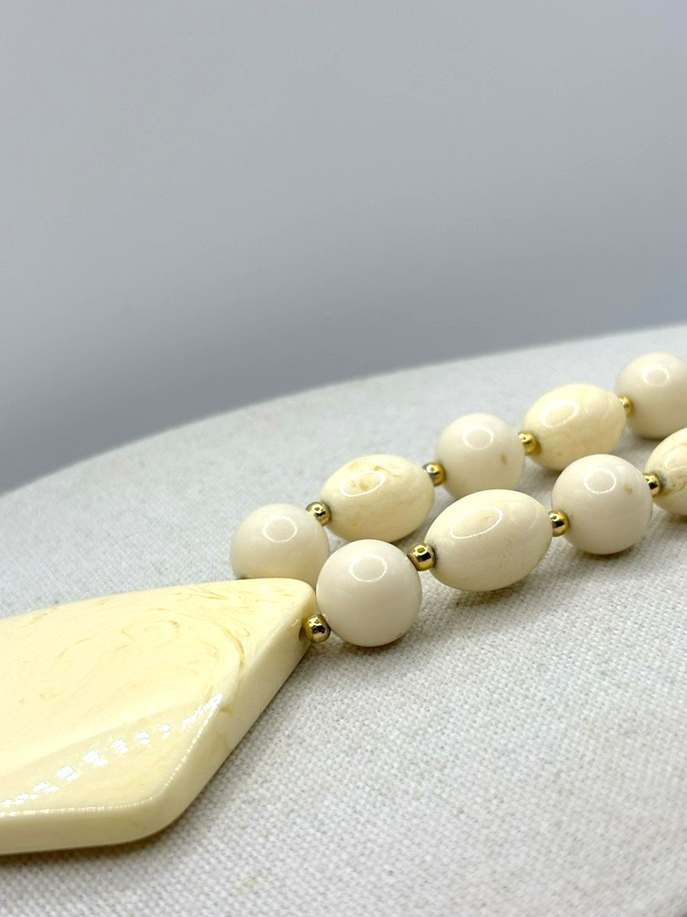 Vintage Ivory Marbled Cream And Gold Beaded Diamond Shaped Slab Pendant Necklace