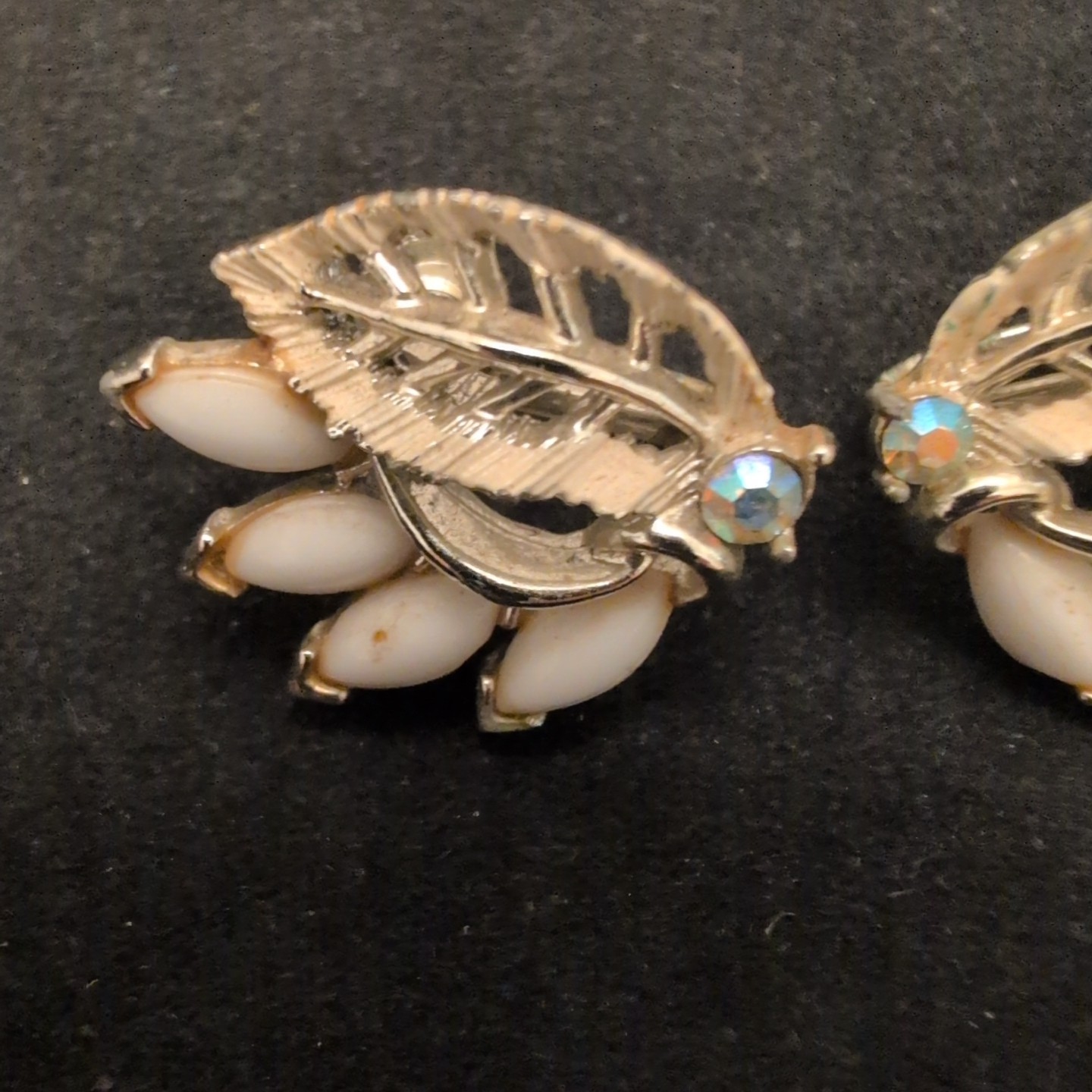 Vintage Lisner White Screw Back Earrings With Silver Tone Filigree 