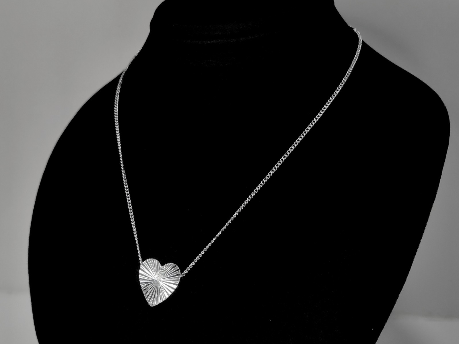 RARE Vintage signed SARAH COVENTRY Diamond Cut Heart Silvertone Pendant Necklace