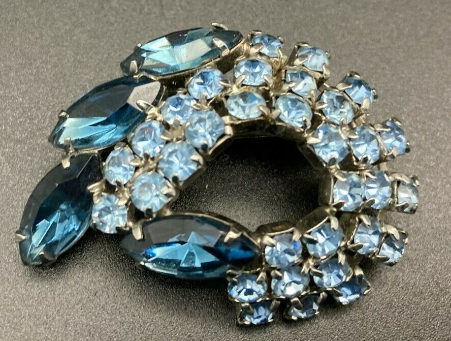 Vintage Aquamarine Crystal Art Deco Bejeweled Swirl Ribbon Teardrop Brooch Pin