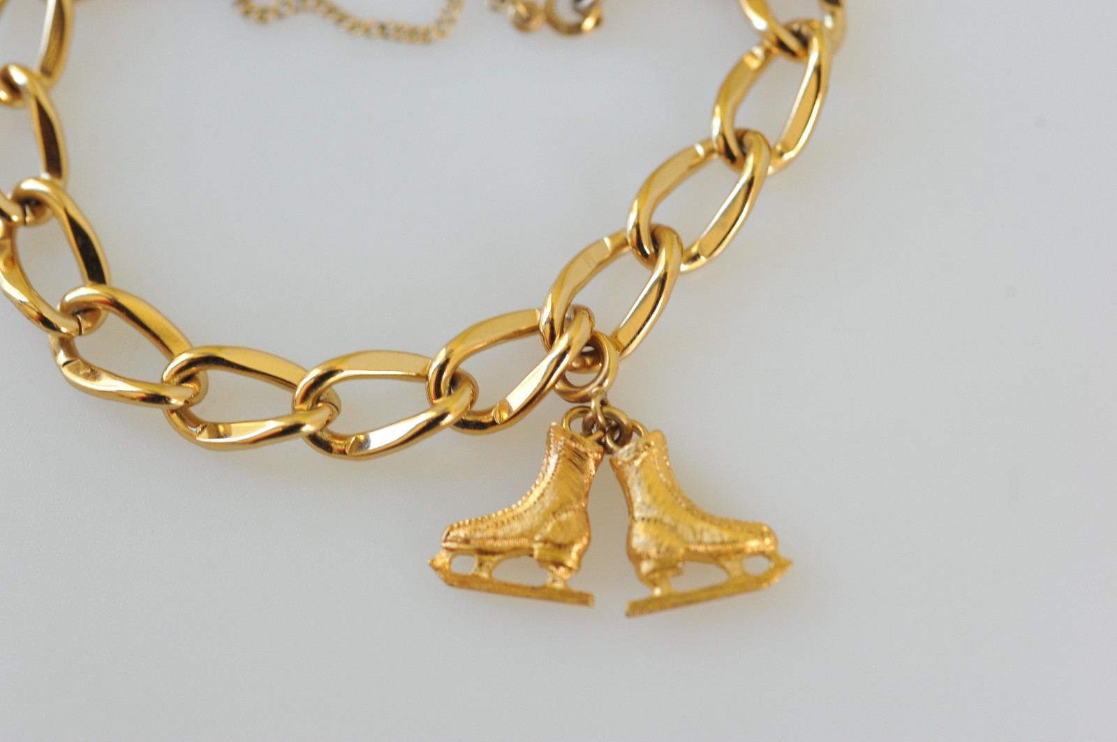 Vtg Monet signed Charm gold tone bracelet starter with 1 charm ****READ AF13